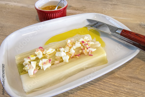 Photos Leek vinaigrette in a large white dish