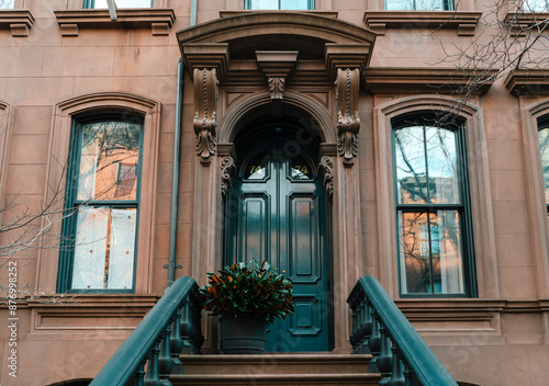 Canvastavla A close-up view of an elegant entrance to a brownstone building in New York City
