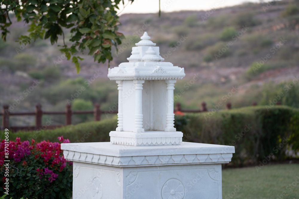 Obraz premium Small arches and buildings around Jaswant Thada centaph showing white marble architecture and a stunning view of jodhpur city