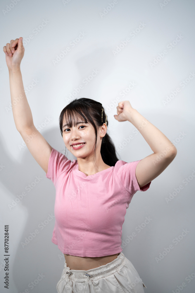 ダンスをする若い女性 ダンスをする若い女性