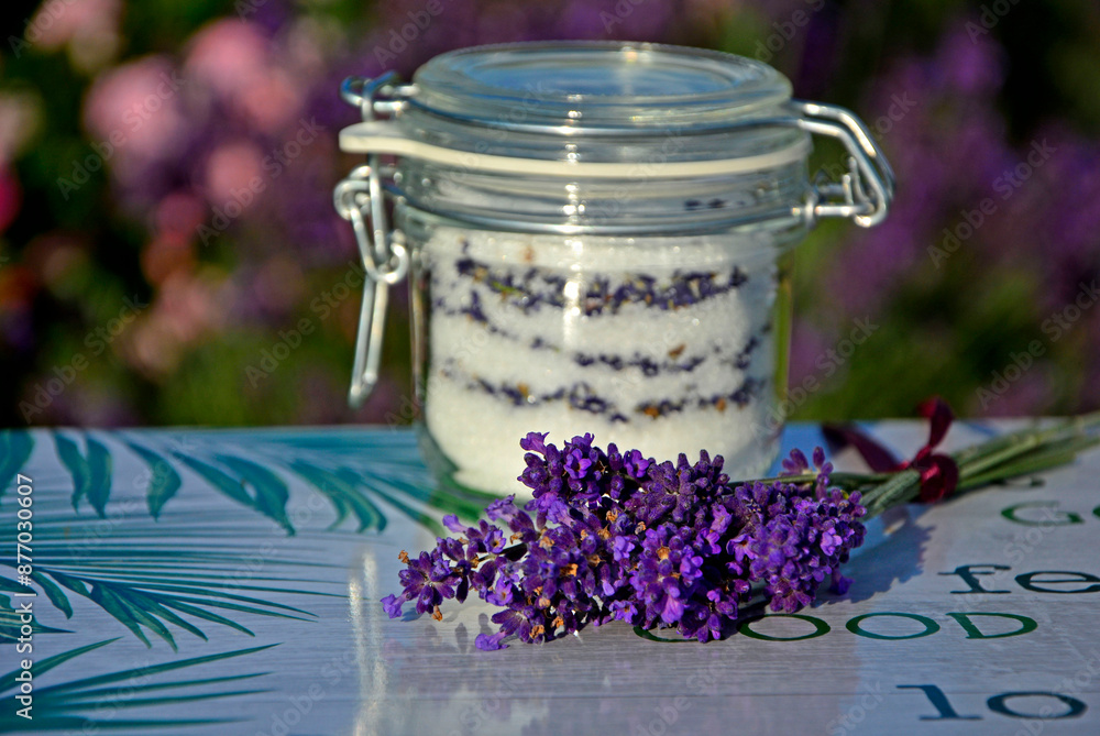 cukier lawendowy w słoiku i lawenda na stole, cukier aromatyzowany lawendą, sukier z lawendą w słoiku typu weck, sugar with lavender in a jar on the table, lavender sugar, Lavandula