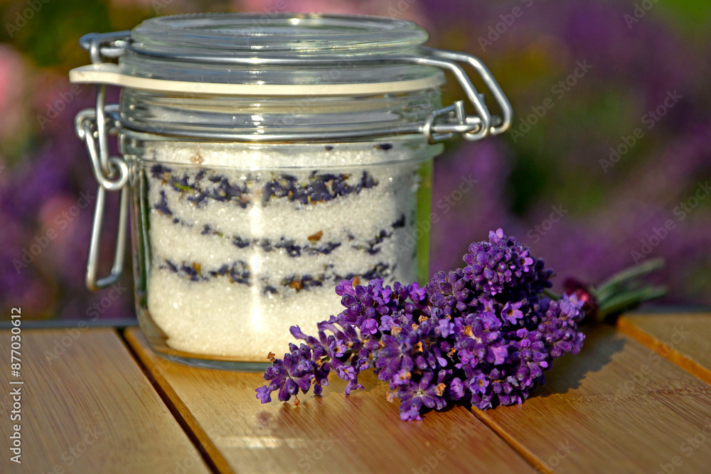 cukier lawendowy w słoiku i lawenda na stole, cukier aromatyzowany lawendą, sukier z lawendą w zamkniętym szczelnie słoiku weck, sugar with lavender in a jar on the table, lavender sugar, Lavandula