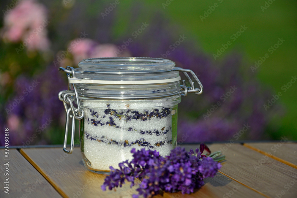 cukier lawendowy w słoiku i lawenda na stole, cukier aromatyzowany lawendą, sukier z lawendą w zamkniętym szczelnie słoiku weck, sugar with lavender in a jar on the table, lavender sugar, Lavandula