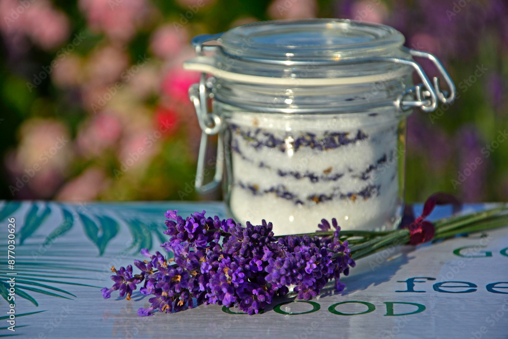 cukier lawendowy w słoiku i lawenda na stole, cukier aromatyzowany lawendą, sukier z lawendą w słoiku typu weck, sugar with lavender in a jar on the table, lavender sugar, Lavandula