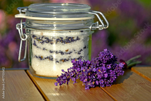 Obraz na płótnie cukier lawendowy w słoiku i lawenda na stole, cukier aromatyzowany lawendą, sukier z lawendą w zamkniętym szczelnie słoiku weck, sugar with lavender in a jar on the table, lavender sugar, Lavandula
w salonie