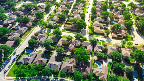 Fotografía Large two-story suburban houses with swimming pool in upscale residential neighb