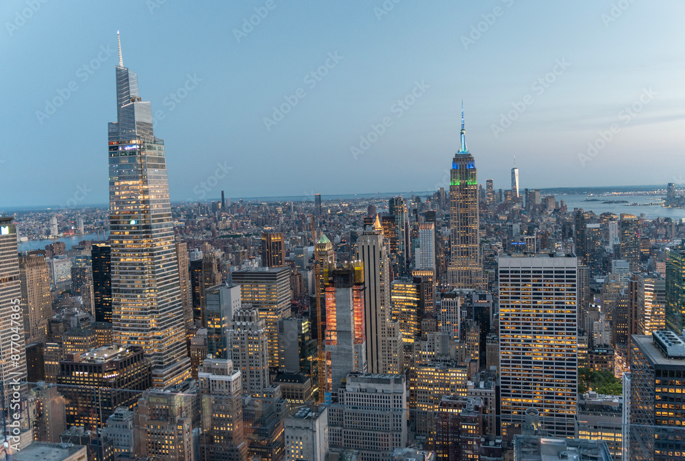 Naklejka premium Night time panoramic view of New York skyline with lights