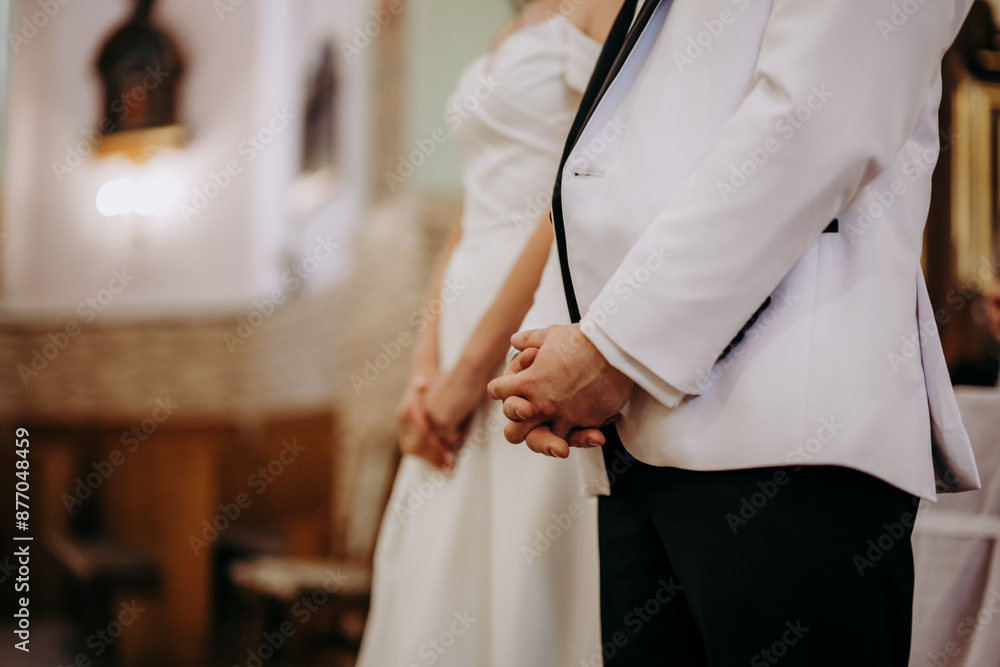 Obraz premium dłonie ludzi modlących się w kościele