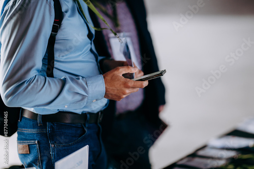 telefon komórkowy trzymany w dłoni photo