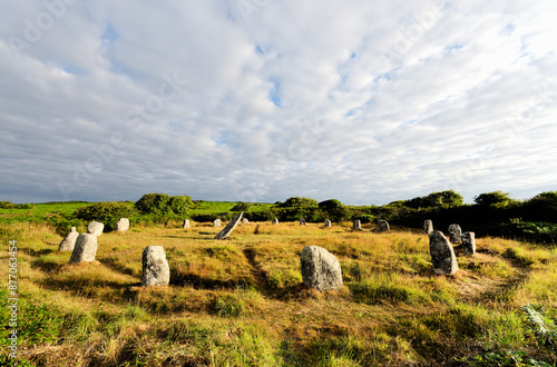 Obraz na płótnie Boscawen Un Bronze Age stone circle near Lands End, Cornwall, England. N. over the 19 granite circle stones plus 2.7m leaning central pillar. Dawn w salonie
