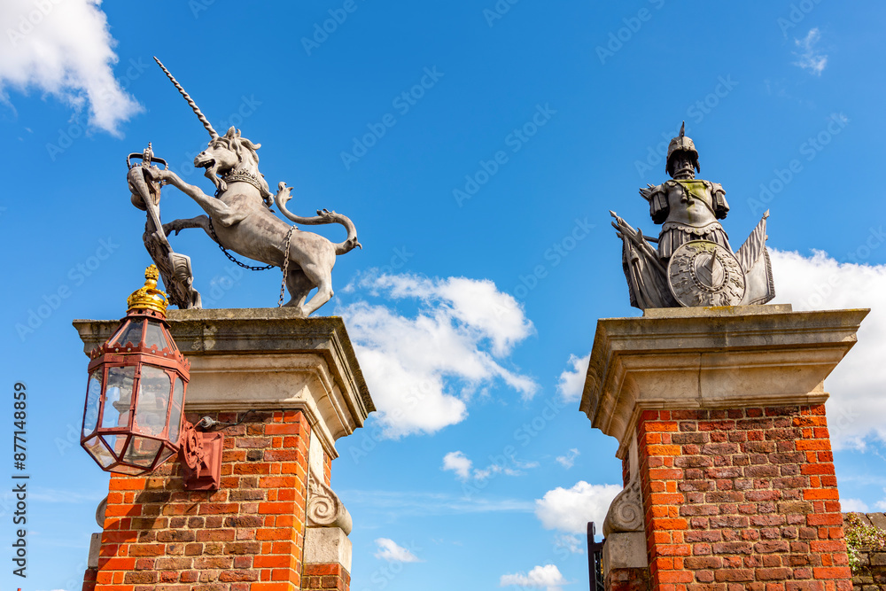 Obraz premium Sculptures on entrance gate to Hampton Court palace in Richmond, London, UK