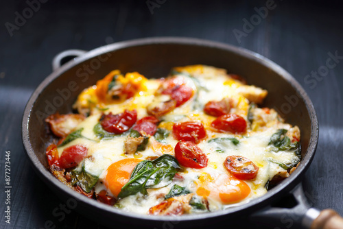 Obraz na płótnie healthy breakfast skillet eggs w salonie