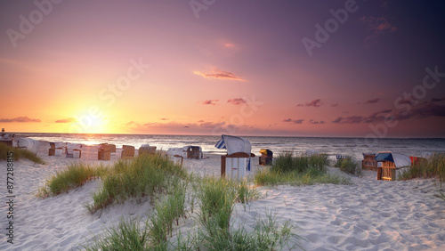 Fototapeta Naklejka Na Ścianę i Meble -  calm sunset on the beach with beach huts