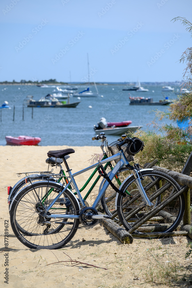 Fototapeta premium Cap Ferret (Bassin d'Arcachon, France). Vélos en bord de plage