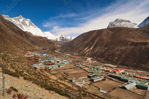 Foto View onto Dingboche village, Mount Lhotse and Island peak can be seen in the bac