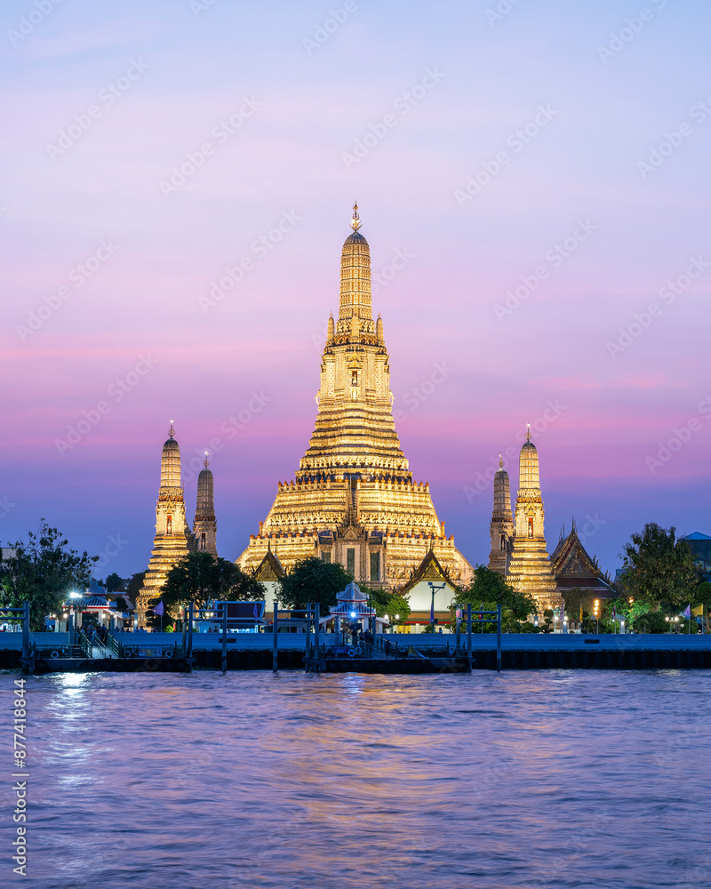 Naklejka premium Pagoda at Wat Arun, a royal temple at Chaopraya river on twilight time, Bangkok, Thailand.