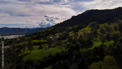 Foto aérea en zona rural del municipio de La Ceja, Antioquia, Colombia. Se disfruta del hermoso contraste entre el verde de sus montañas y el cielo azul