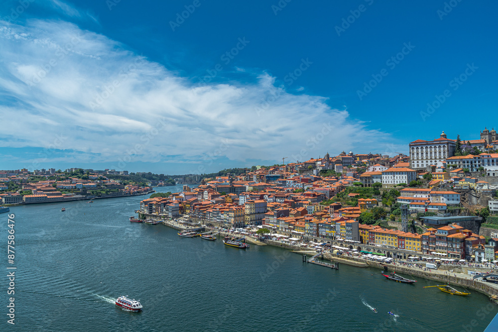 Le bellezze della città lusitana di Porto: il quartiere Ribeira, la Torre dei Chierici, la stazione di Sao Bento e altri edifici monumentali Le bellezze della città lusitana di Porto: il quartiere Ribeira, la Torre dei Chierici, la stazione di Sao Bento e altri edifici monumentali