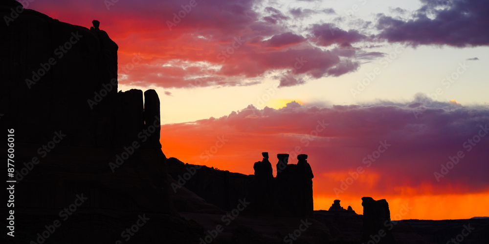 Obraz premium Vibrant sunset color at Three Gossips rock formation in Arches National Park