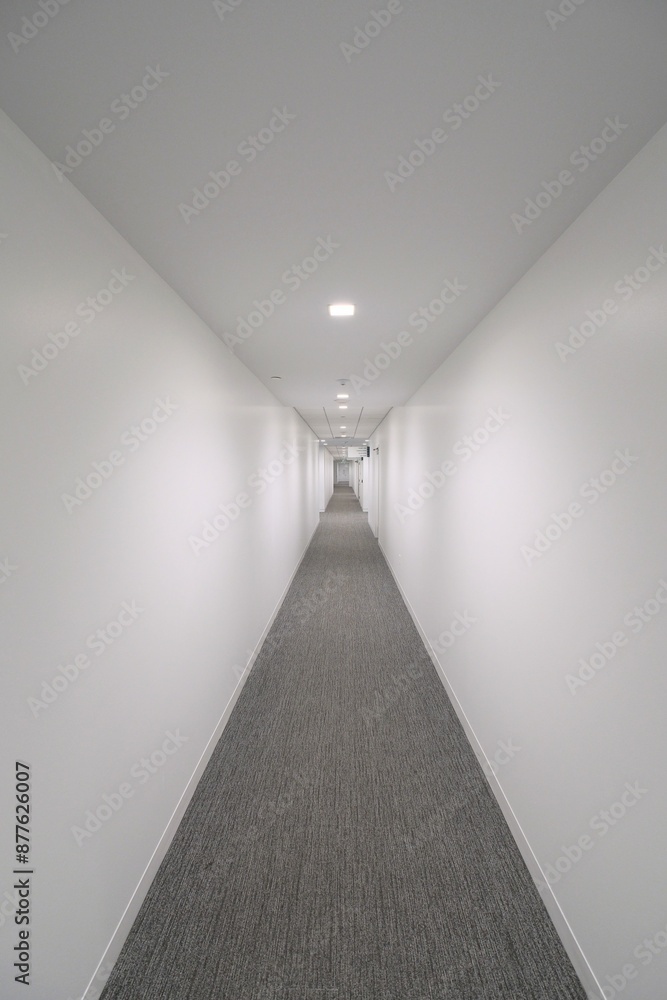 Obraz premium Liminal space empty white corridor 