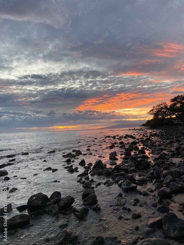 Obraz premium sunset on the beach with a fiery red sky. Maui Hawaii
