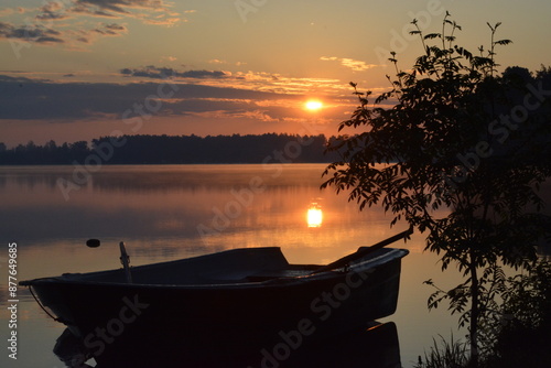 Łódka o zachodzie Słońca photo