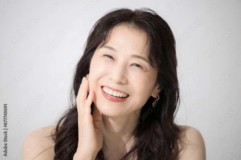 顎に手を当てる女性のカメラ目線 美容やビューティーなどに 40代や50代の美しいスキンケアなどの健康的なイメージに 顎に手を当てる女性のカメラ目線 美容やビューティーなどに 40代や50代の美しいスキンケアなどの健康的なイメージに