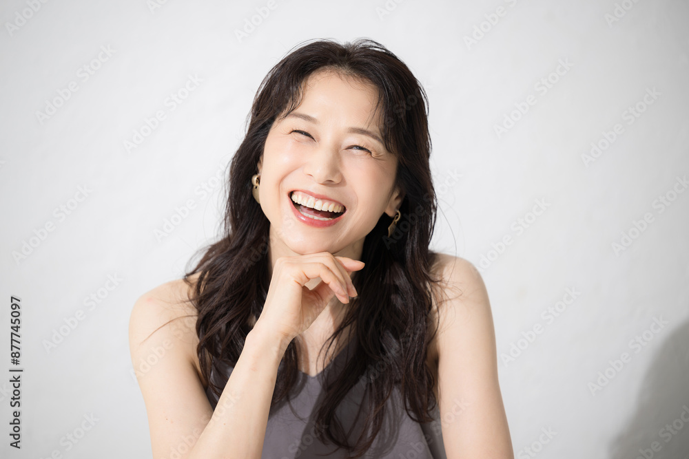 顎に手を当てる女性のカメラ目線 美容やビューティーなどに 40代や50代の美しいスキンケアなどの健康的なイメージに 顎に手を当てる女性のカメラ目線 美容やビューティーなどに 40代や50代の美しいスキンケアなどの健康的なイメージに