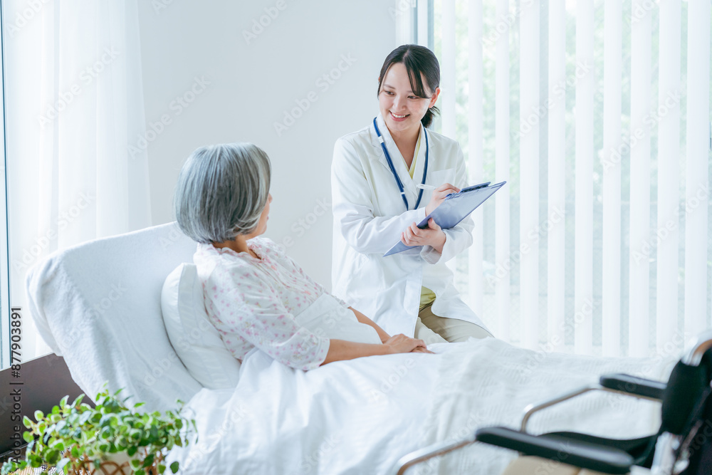 Obraz premium 介護施設で暮らすシニア女性と白衣の女性