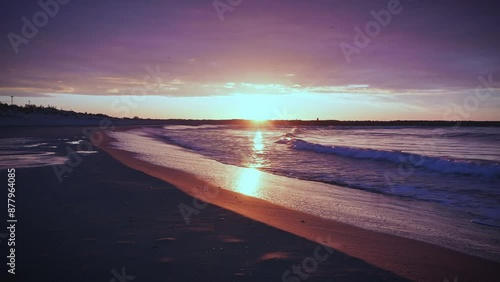 Sonnenaufgang am Mittelmeer mit leichtem Wellengang