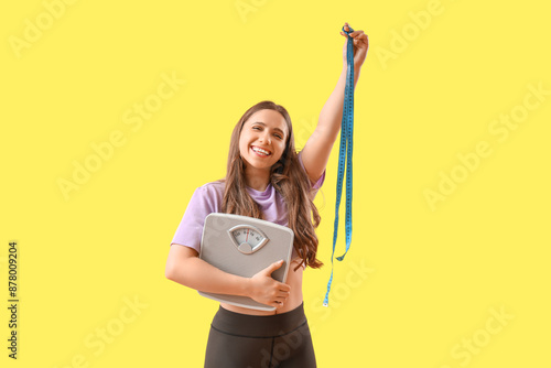 Pretty young woman in sport...