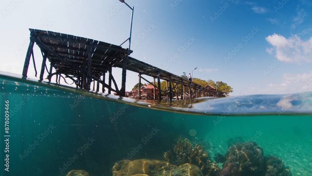 Obraz premium Old wooden pier splitted shot