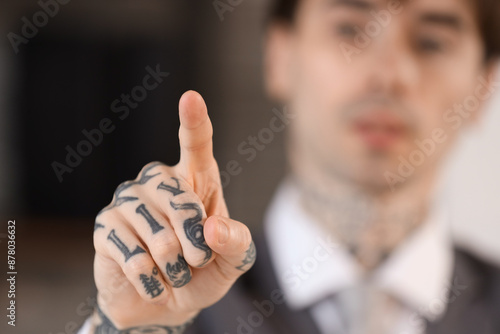 Young businessman using vir...