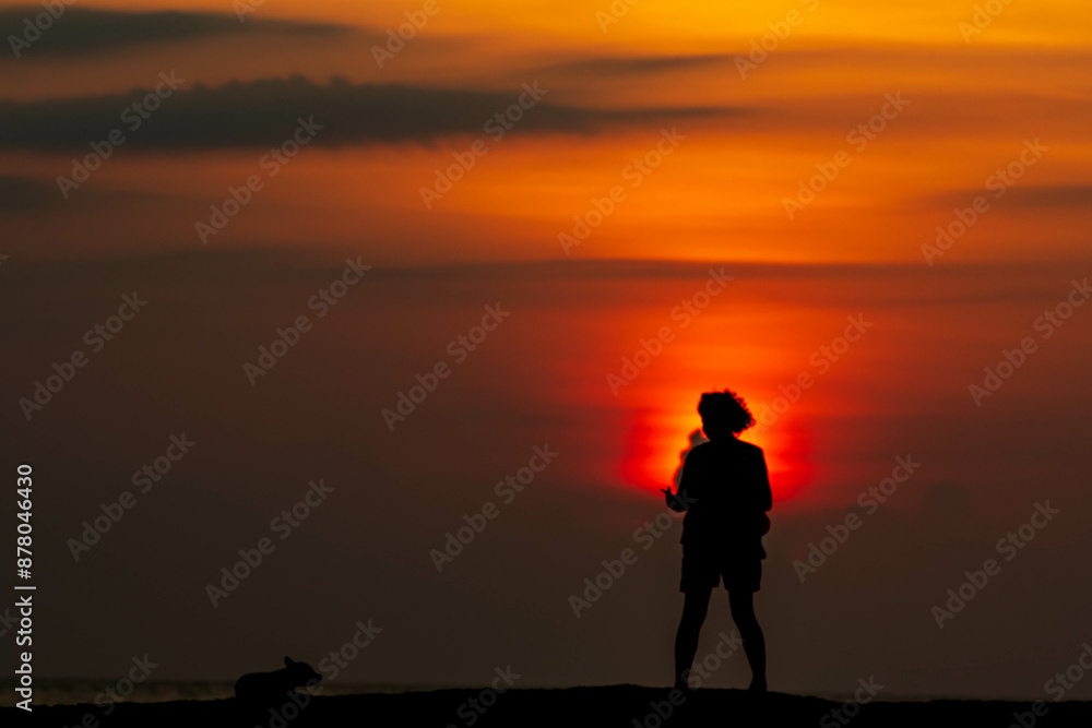 Obraz premium Women walk and lounge on the beach in the evening.