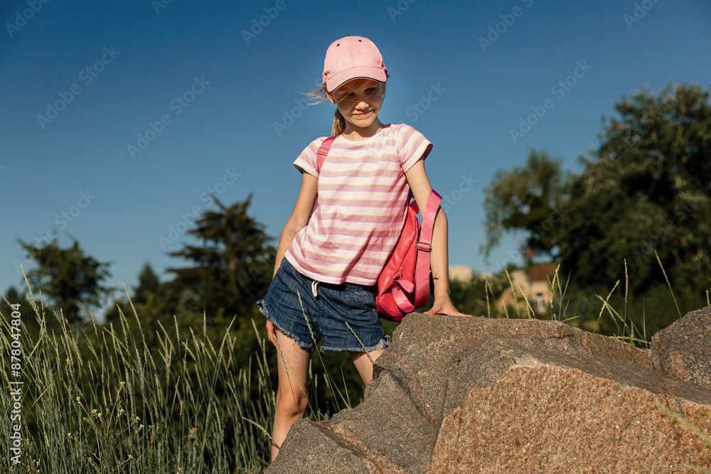 Φωτογραφία Girl of 8 - 9 years old traveler hiking and climbing on big rocks