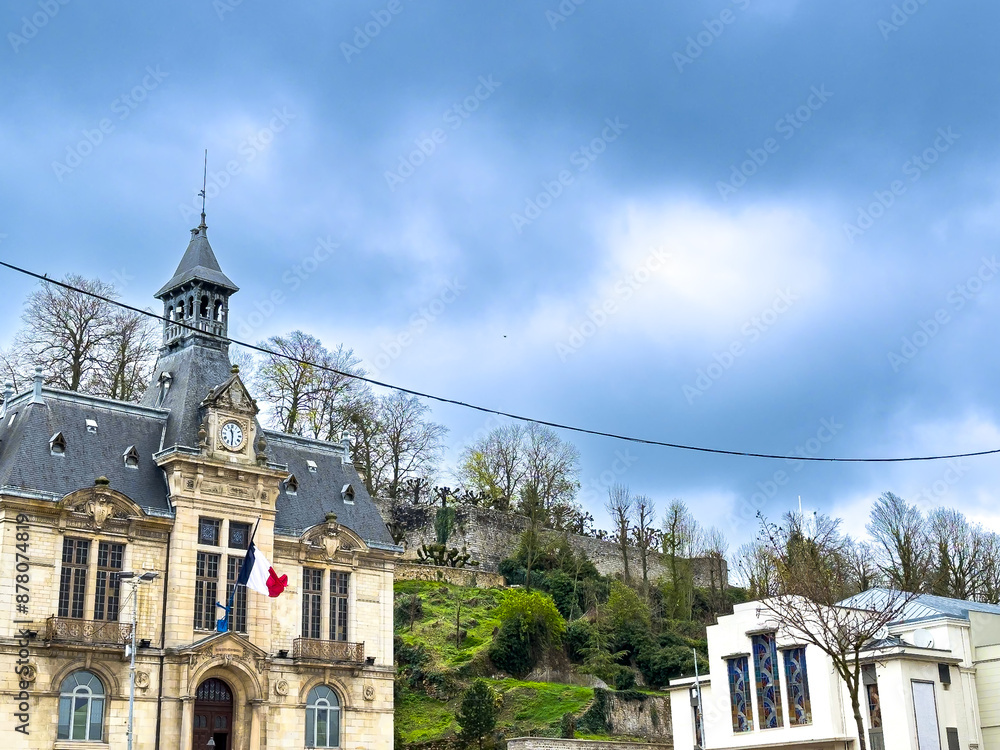Obraz premium Cultural Heritage Explored: Journeying through Chateau-Thierry Timeless Street Scenes