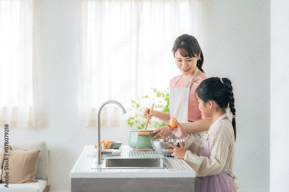 キッチンで料理する親子