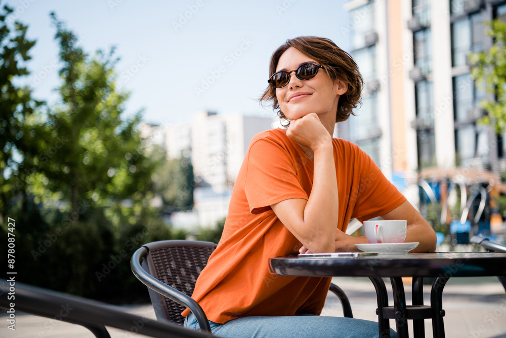 Φωτογραφία Photo of lovely pretty girl dressed stylish clothes sitting cafe outdoors lookin