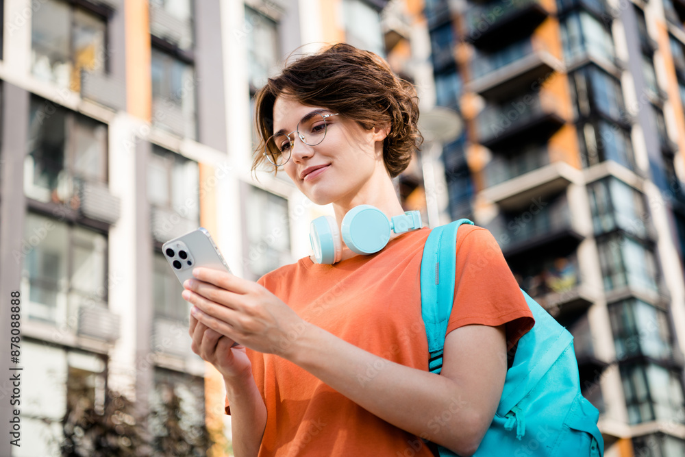 Φωτογραφία Photo of positive charming lady wear orange t-shirt spectacles rucksack chatting