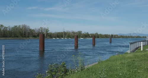 Les eaux en aval du Grand Canal d'Alsace. Vue depuis les berges et le chemin de halage de l'ïle du Rhin entre France et Allemagne photo