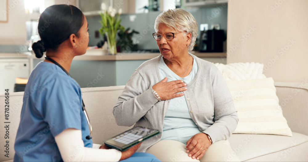 Obraz premium House, old woman and nurse with tablet, medicare advice and conversation with cardiology specialist. Apartment, medical or senior lady with professional, technology and discussion for heart condition