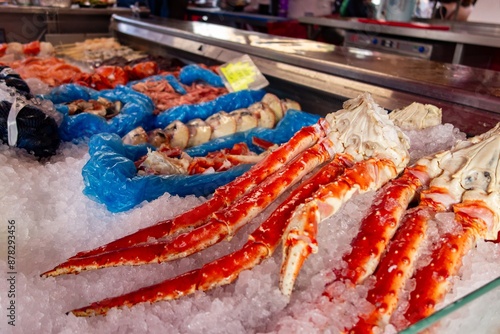Obraz na płótnie Legs of king crab (paralithodes camtschaticus) on ice in shop w salonie