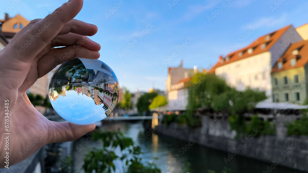 Φωτογραφία Ljubljanica river canal seen through the lens ball
