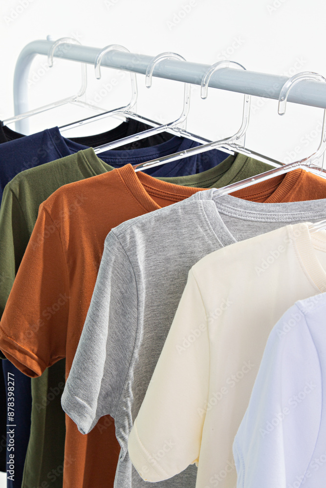 Obraz premium Mostruário de camisetas básicas pima de algodão em cores variadas