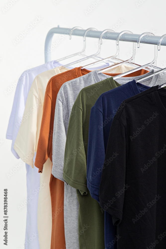 Fototapeta premium várias camisetas de algodão penduradas em cabide foto em estúdio com fundo branco