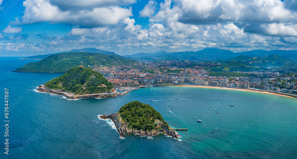 Fototapeta premium Panoramic view of Island and beach in San Sebastian. Basque Country.