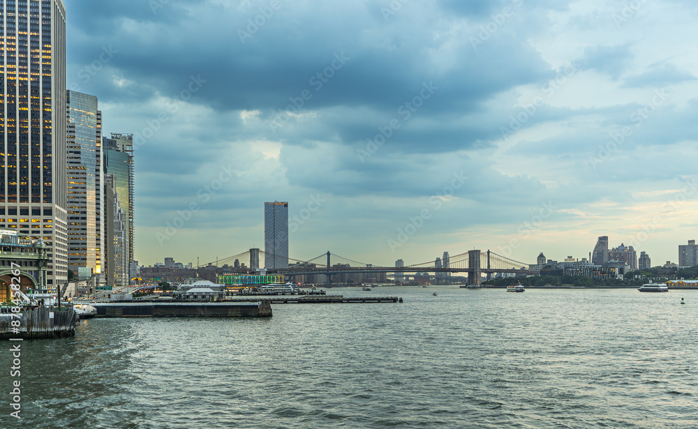 Fototapeta premium New York City panoramic view, downtown, Brooklyn bridge