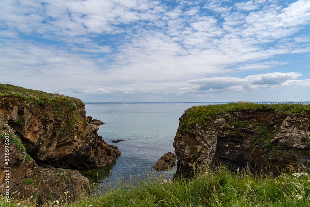 Vue printanière sur la côte sauvage de la presqu'île de Crozon et la mer d'Iroise. Vue printanière sur la côte sauvage de la presqu'île de Crozon et la mer d'Iroise.