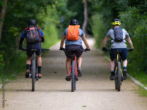 Canvas Print Trois hommes qui font une sortie en VTT et roulent sur un chemin