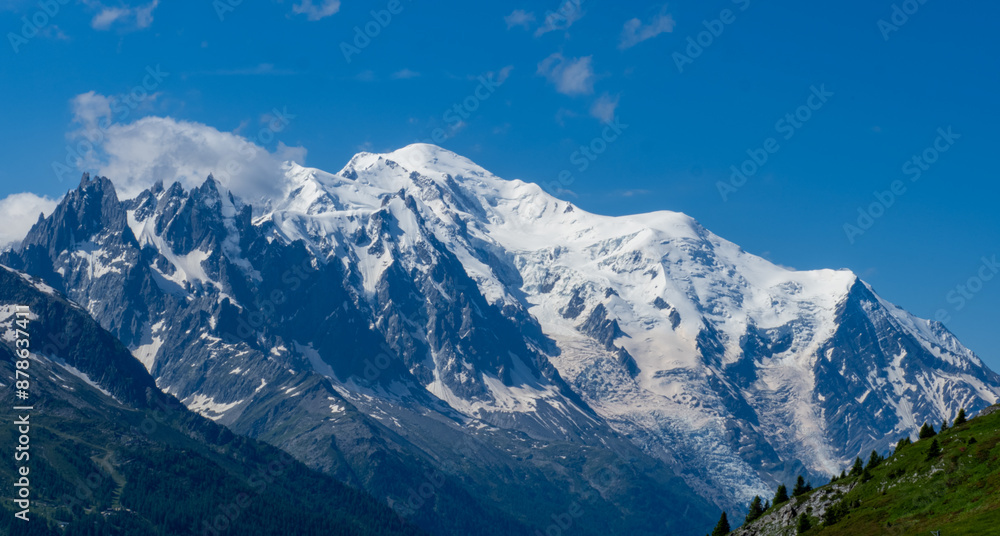 Obraz premium Mont Blanc et les aiguilles avec neige et ciel bleu
